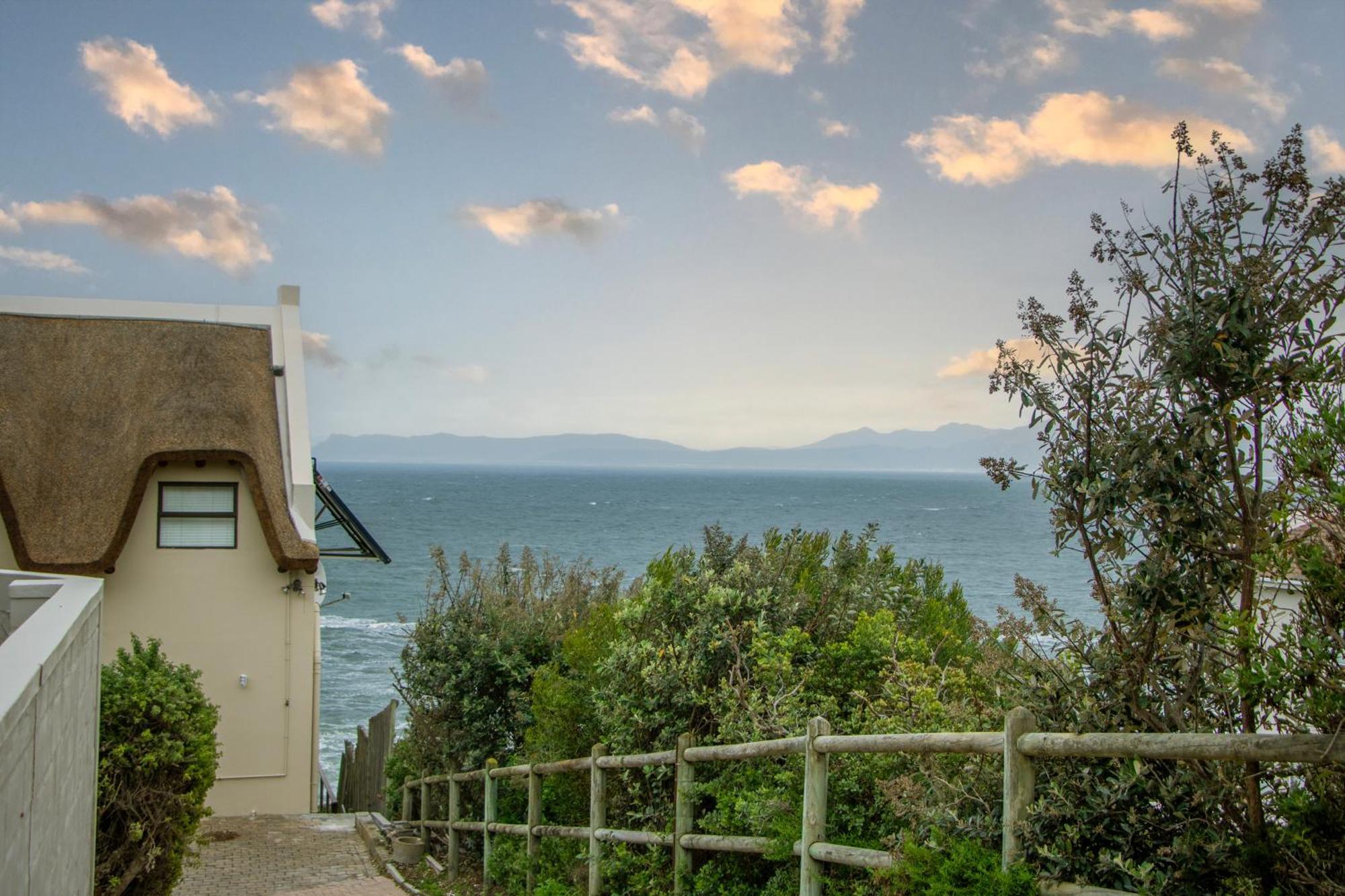Whale Huys Luxury Oceanfront Eco Villa Gansbaai Bagian luar foto