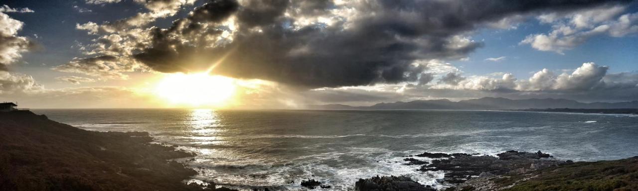 Whale Huys Luxury Oceanfront Eco Villa Gansbaai Bagian luar foto